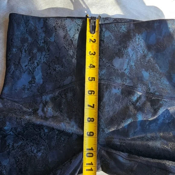 🆕 SPANX Booty Boost Active 7/8 Leggings Navy Reptile, Size M, NWT - Picture 10 of 15